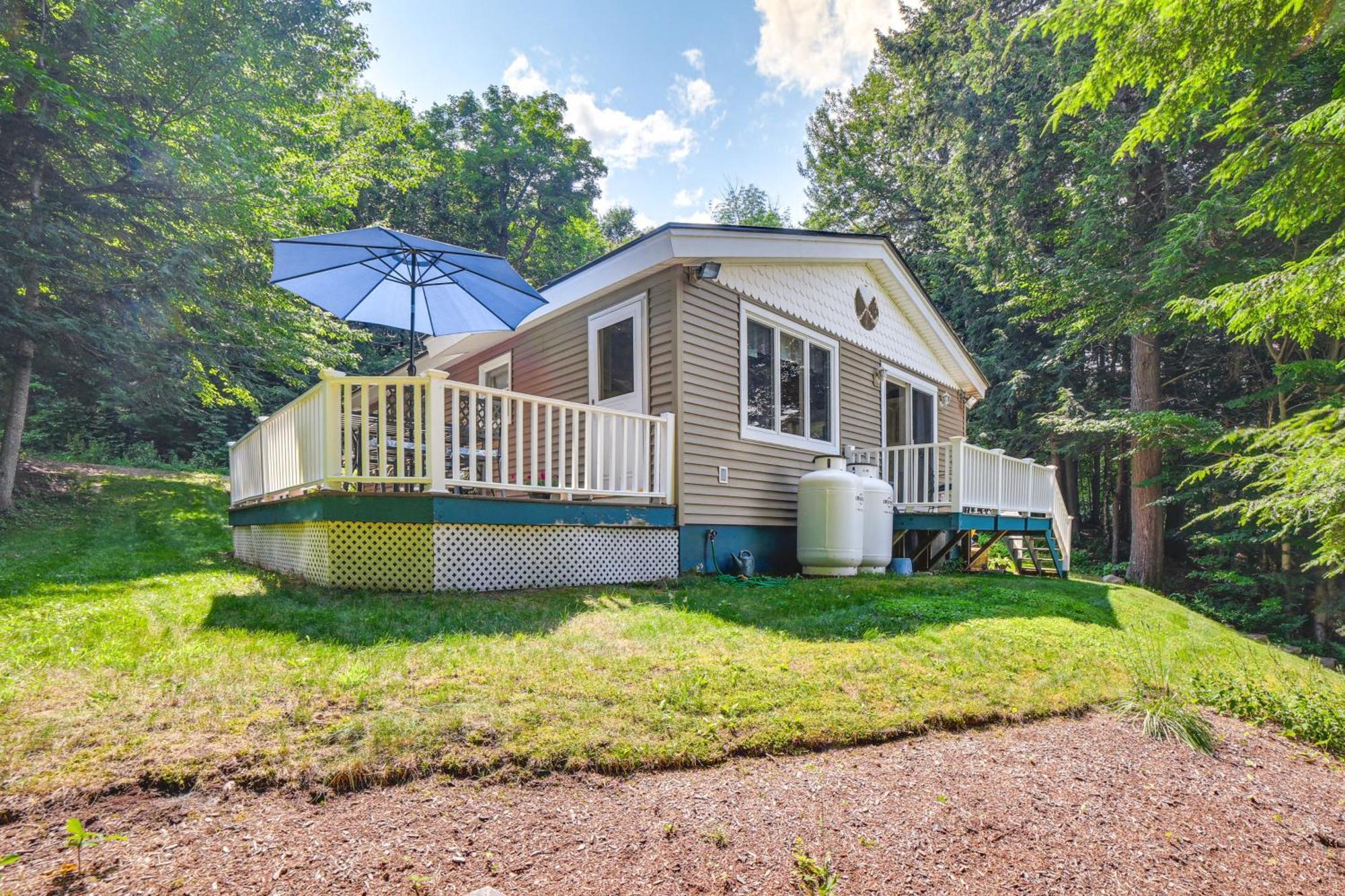 Breathtaking Newbury Cottage With Deck On Chalk Pond Екстериор снимка