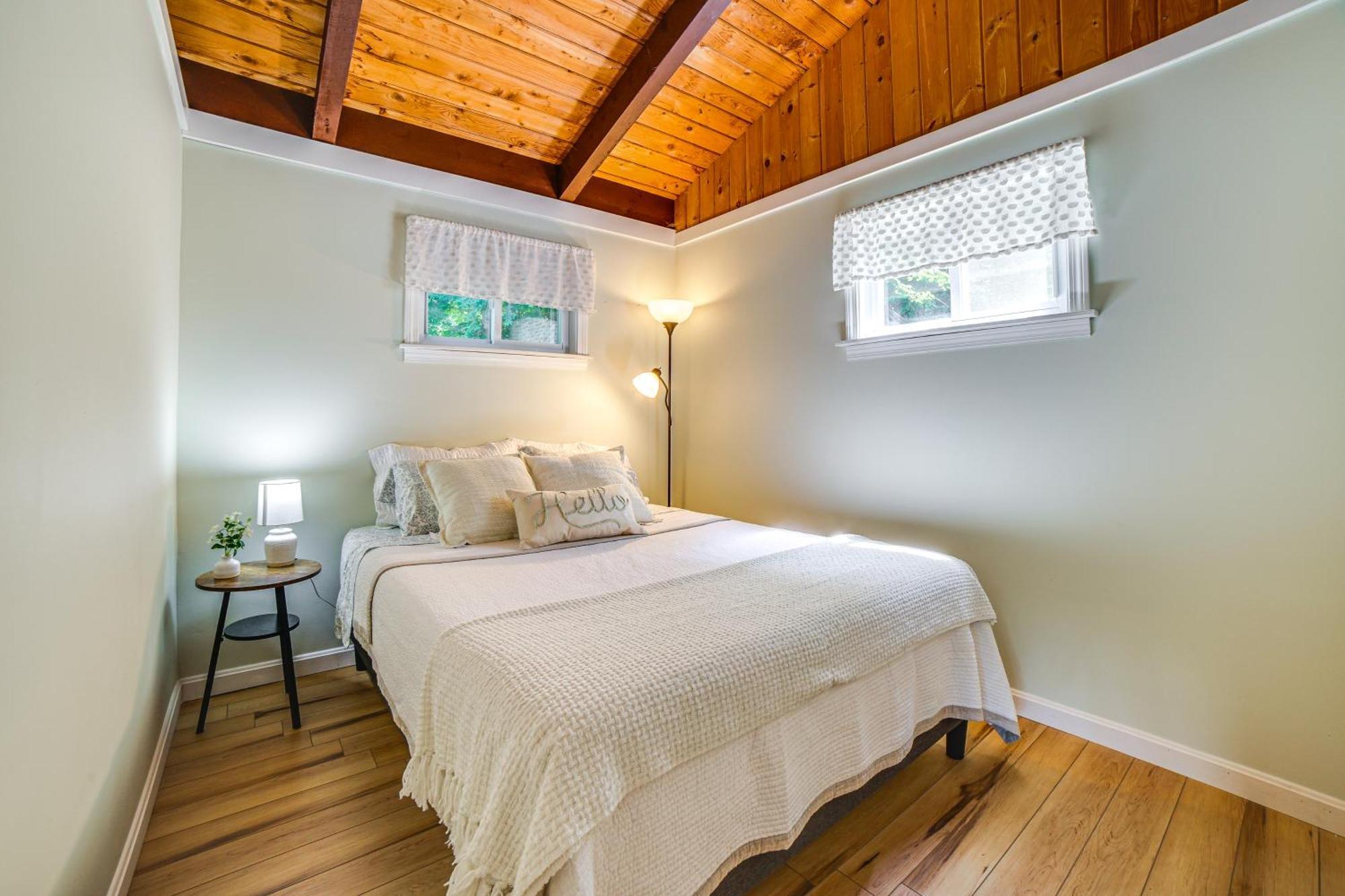 Breathtaking Newbury Cottage With Deck On Chalk Pond Екстериор снимка