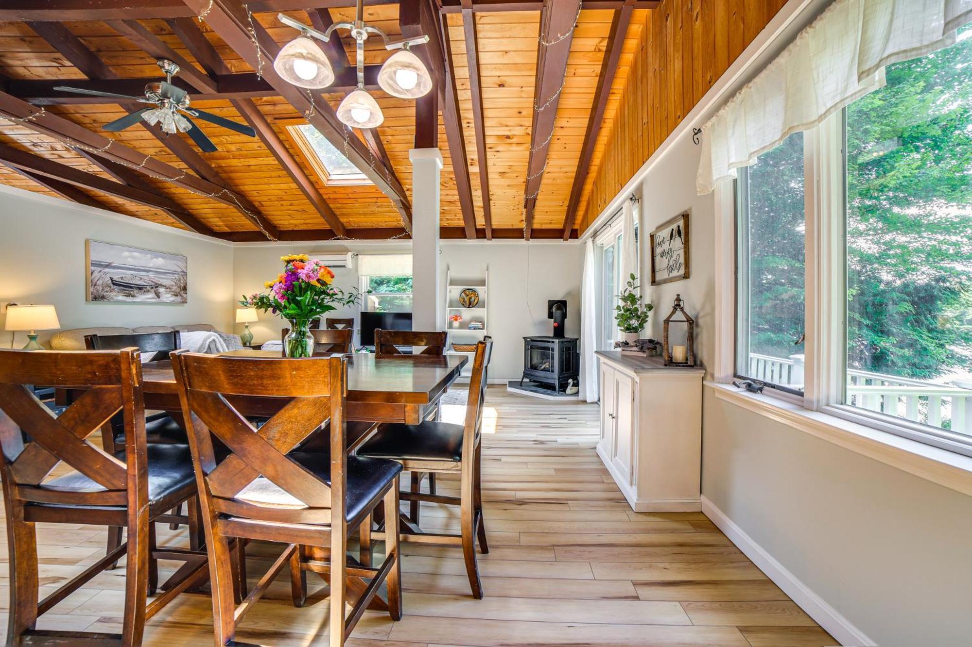 Breathtaking Newbury Cottage With Deck On Chalk Pond Екстериор снимка