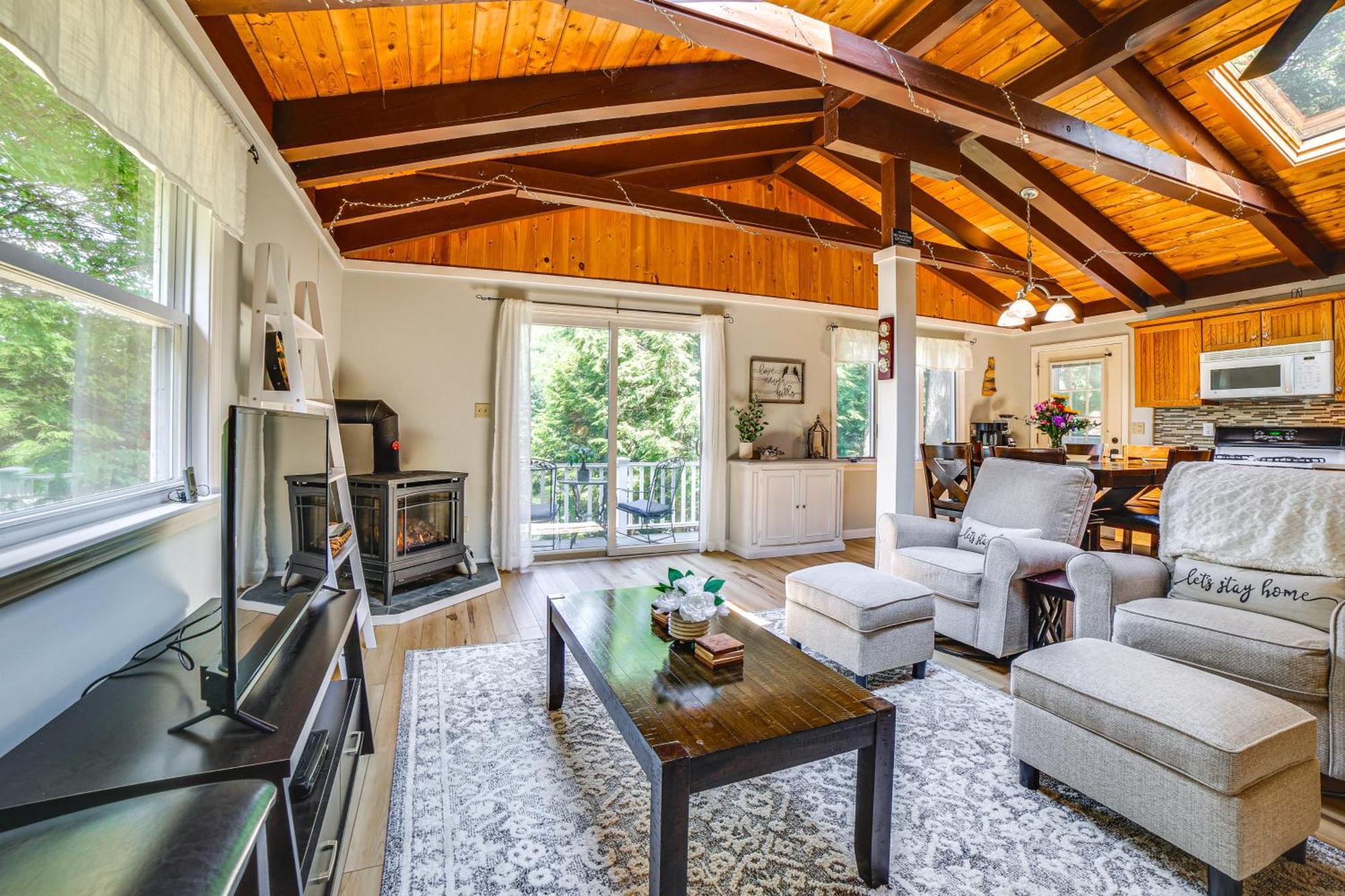 Breathtaking Newbury Cottage With Deck On Chalk Pond Екстериор снимка
